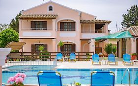 Nikos Pool House & Apartments